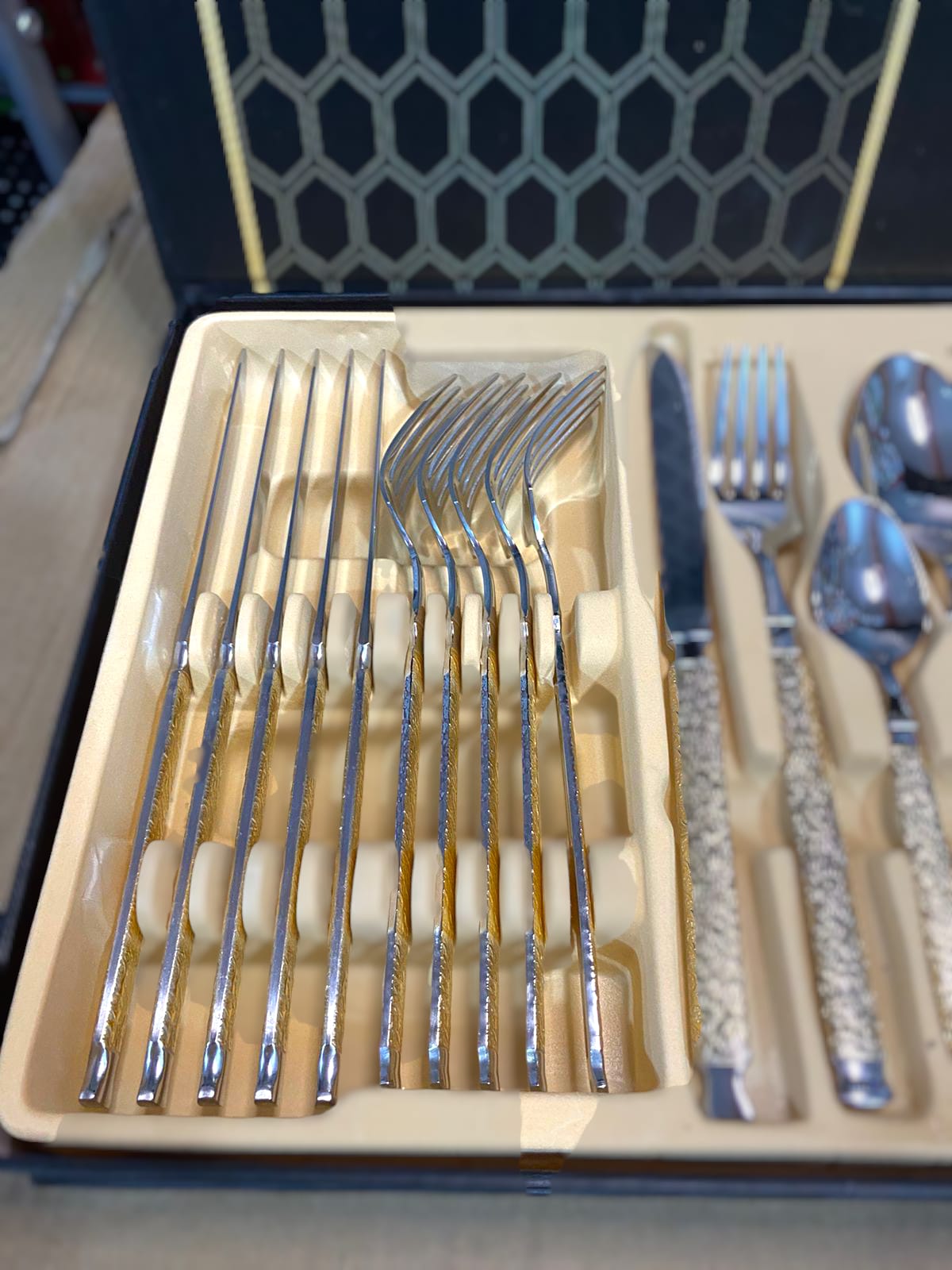 Embossed 2 Types Steel Cutlery Set